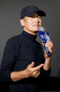 《寒战2》周润发突袭影院 与粉丝自拍不停 《寒战2》周润发突袭影院 与粉丝自拍不停